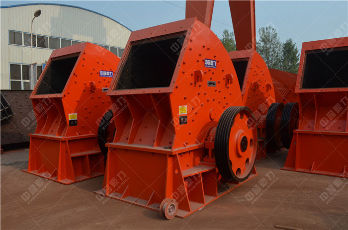 在石料生產(chǎn)線上的可逆錘式破碎機(jī)